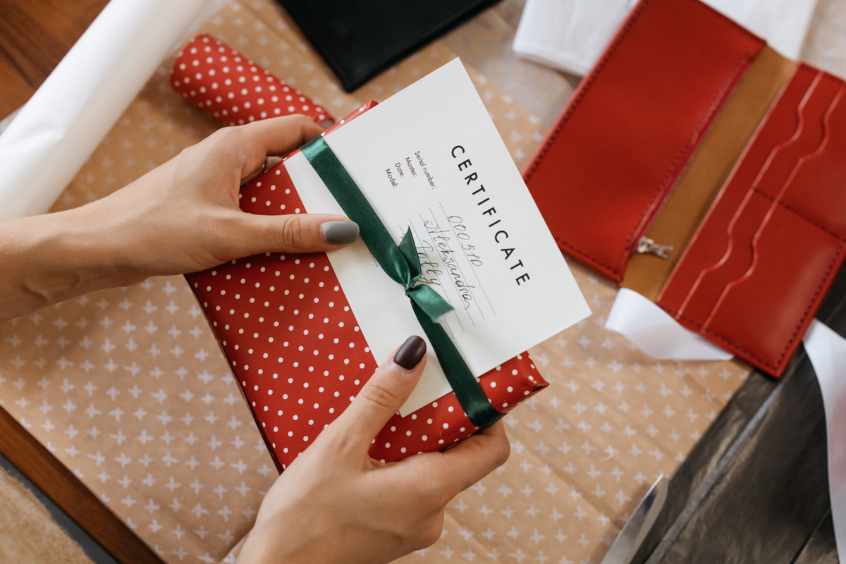 Top 10 Quà Tặng 20/10 Cho Nhân Viên Nữ Voucher mua sắm, ăn uống hoặc chăm sóc sức khỏe